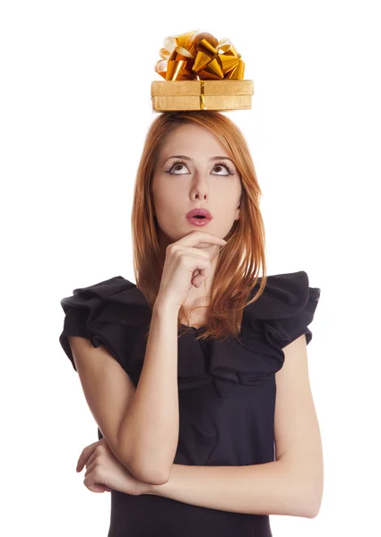 Chica pelirroja en vestido con caja de regalo sobre la cabeza —  Fotos de Stock
