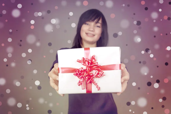 Красива брюнетка дівчина з подарунковою коробкою в руках — стокове фото