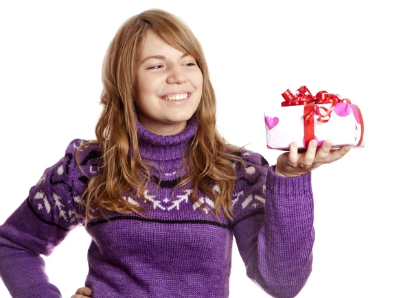 Chica rubia con caja de regalo en el día de San Valentín . —  Fotos de Stock