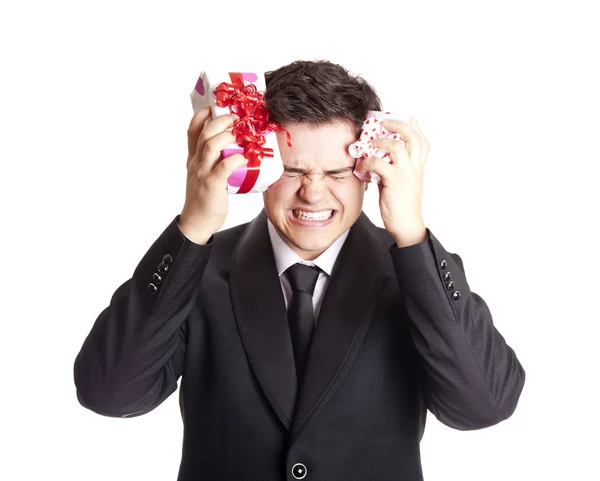 Ein wütender Mann mit einer Geschenkschachtel in schwarzem Tux — Stockfoto