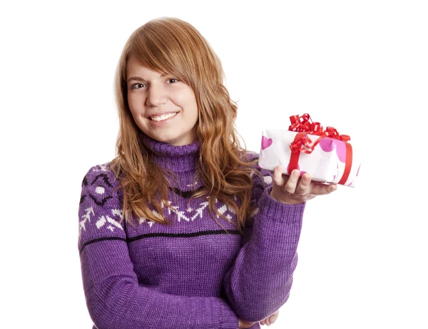 Chica rubia con caja de regalo en el día de San Valentín . — Foto de Stock
