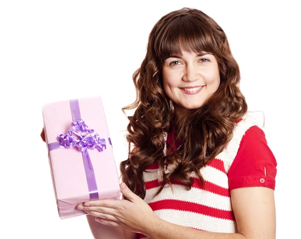 Schöne brünette Mädchen mit Geschenk-Box. — Stockfoto