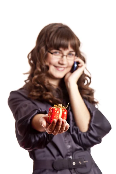 Zakelijke vrouwen vragen per telefoon en Toon die u gift. — Stockfoto