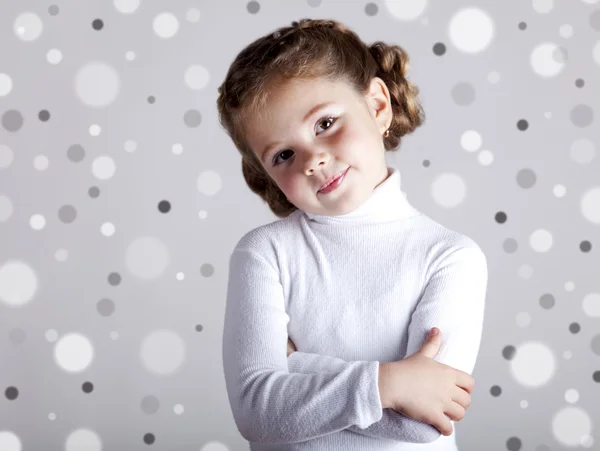 Портрет забавной милой маленькой девочки — стоковое фото