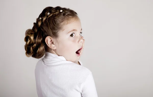 Portrét překvapený malou holčičku — Stock fotografie