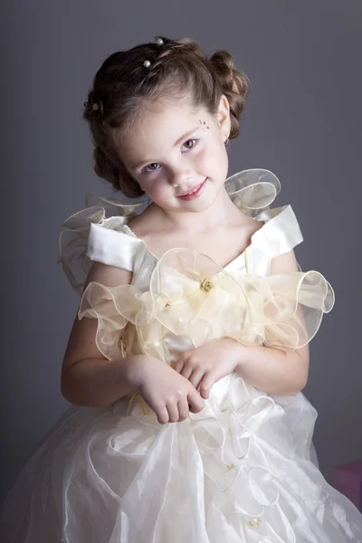Portrait de mignonne petite fille — Photo