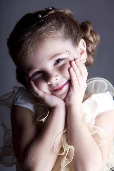 Porträtt av söt liten flicka Stockbild