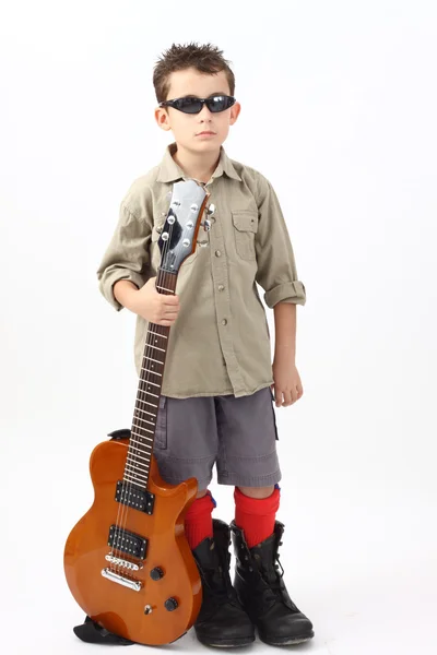 Junge mit einer Gitarre — Stockfoto