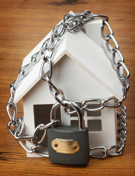 Casa con cadena y candado , — Foto de Stock