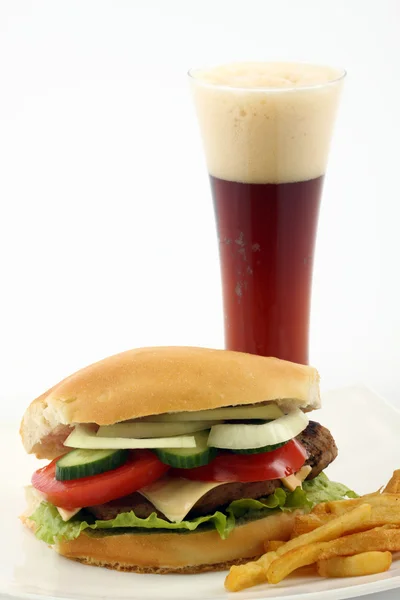 Burger und Bierkrug — Stockfoto