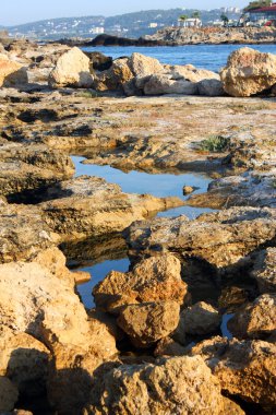 Deniz su havuzları ile mineral taş sahil