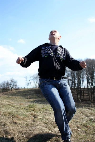 De man gaat om te springen in de lucht achter een bal — Stockfoto