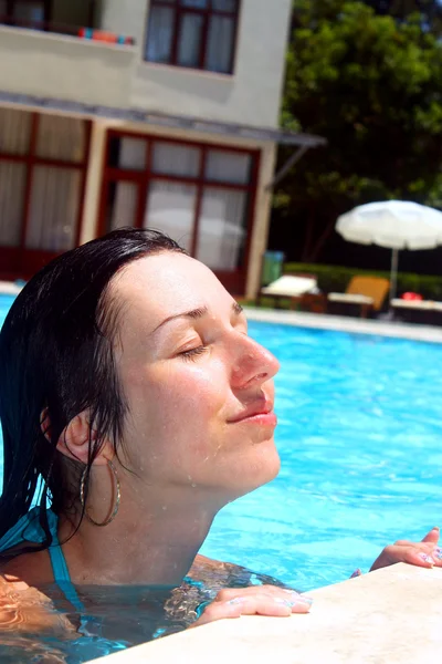 The wet head of the woman which comes up from pool — Stock Photo, Image