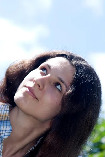 De mooie vrouw met lang haar op de zon — Stockfoto