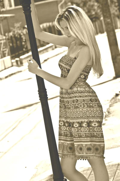 Красивая женщина блондинка на улице — стоковое фото