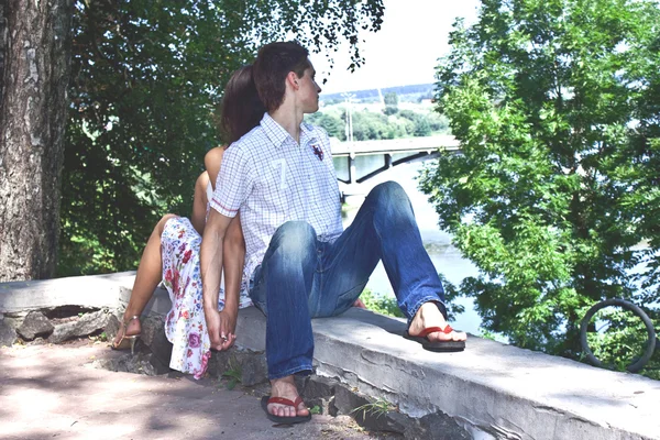 Muž a žena objetí v parku — Stock fotografie