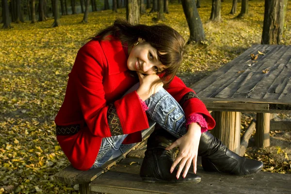 빨간 외 투에 있는 아름 다운 여자 — 스톡 사진