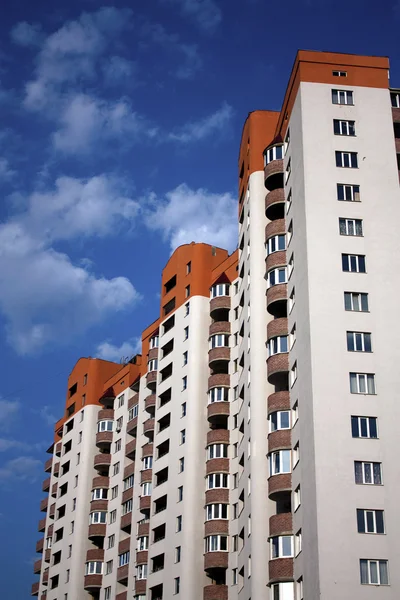 Sarı ve beyaz tonlarda yüksek katlı condominium — Stok fotoğraf