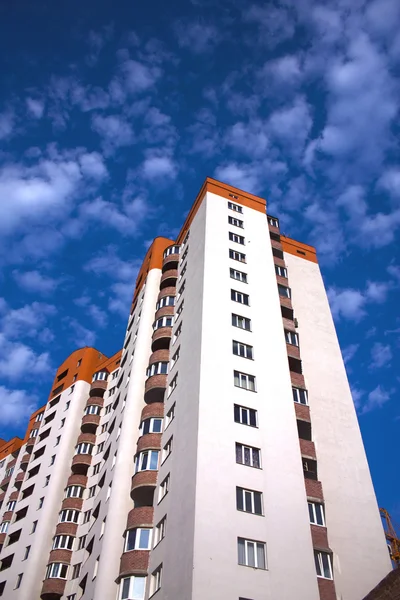 Appartement huis tegen de hemel — Stockfoto