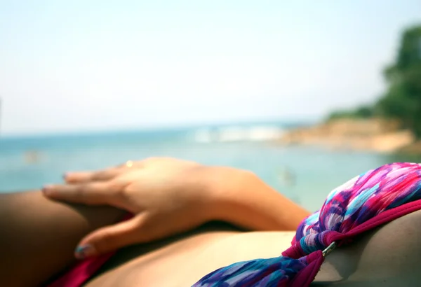The body of the woman in a bathing suit which has a rest lying o — Stock Photo, Image