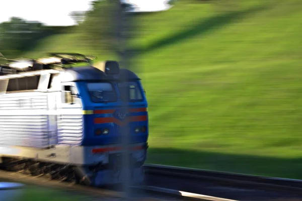 El tren que pasa rápido - la locomotora del color azul —  Fotos de Stock