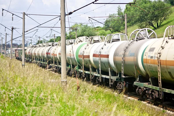 Projíždějící nákladní vlak s konstrukcí automobilů - tanky — Stock fotografie