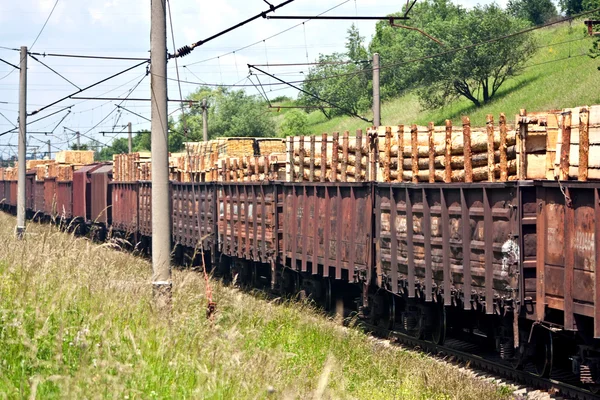 Los vagones de tren son cargados por tablas —  Fotos de Stock