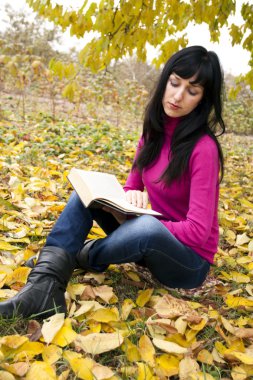 kadın kitap okur