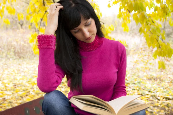 The beautiful woman reads the book — Stock Photo, Image