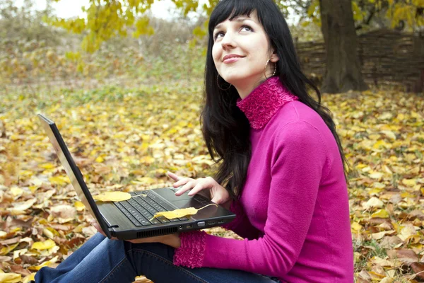 De vrouw met de laptop — Stockfoto