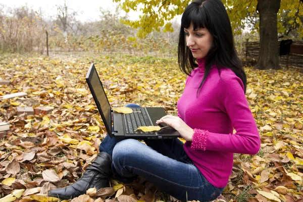 De vrouw met de laptop — Stockfoto