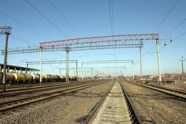 Cruce ferroviario contra líneas eclécticas y otras infraestructuras — Foto de Stock