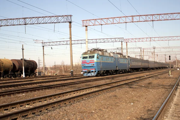 Comboio - a locomotiva com carros — Fotografia de Stock