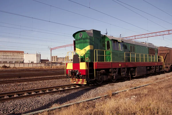 Zug - die Lokomotive mit den Autos — Stockfoto