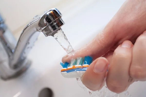 Мытье зубной щетки — стоковое фото