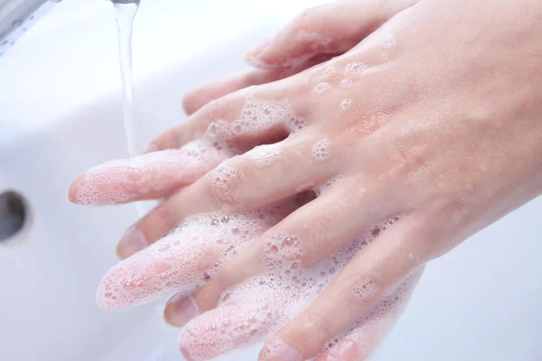 Миття рук з милом — стокове фото