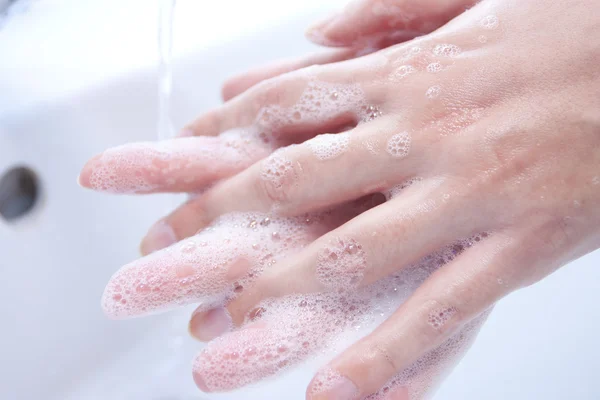 Lavagem de mãos com sabão — Fotografia de Stock