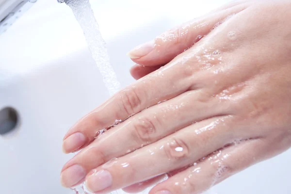Tvätt av händer med tvål — Stockfoto