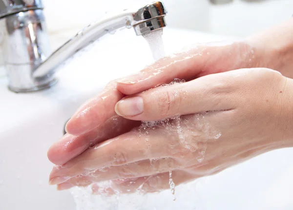 用肥皂洗手 — 图库照片