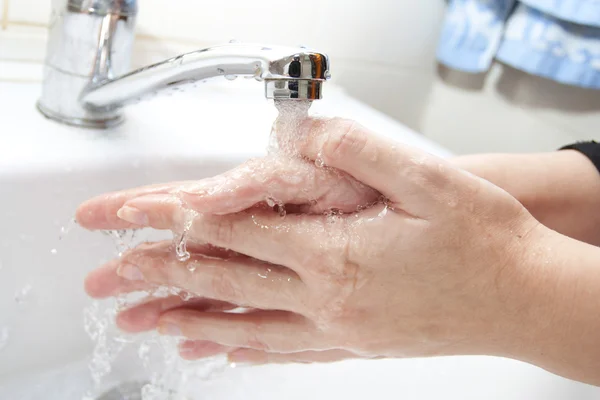 Lavage des mains avec du savon — Photo