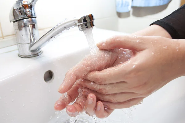Ellerimi sabunla yıkıyorum. — Stok fotoğraf