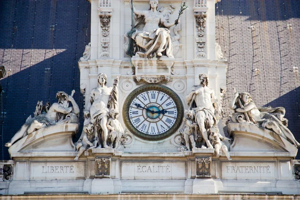Detalles del reloj en el ayuntamiento de París - Francia — Foto de Stock