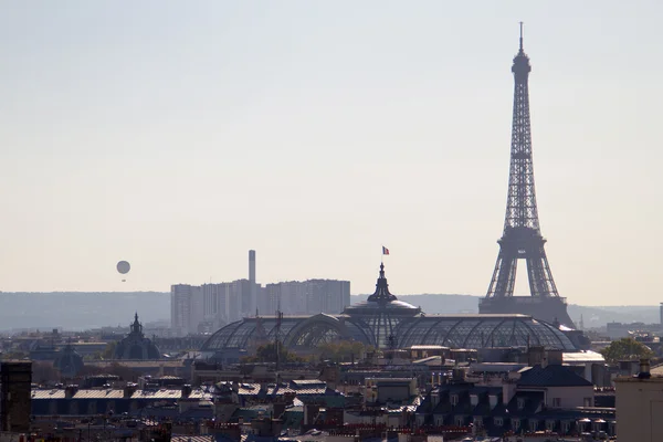 Tour Eiffel vue des toits de Paris - França — Fotografia de Stock