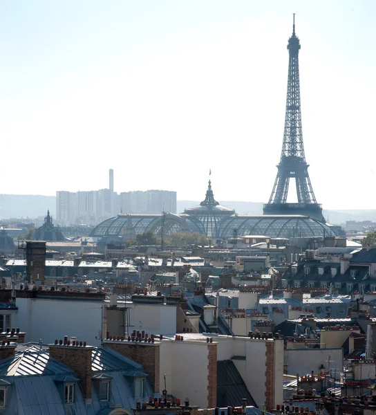 Tour Eiffel vue des toits de Paris - France — Stock Photo, Image