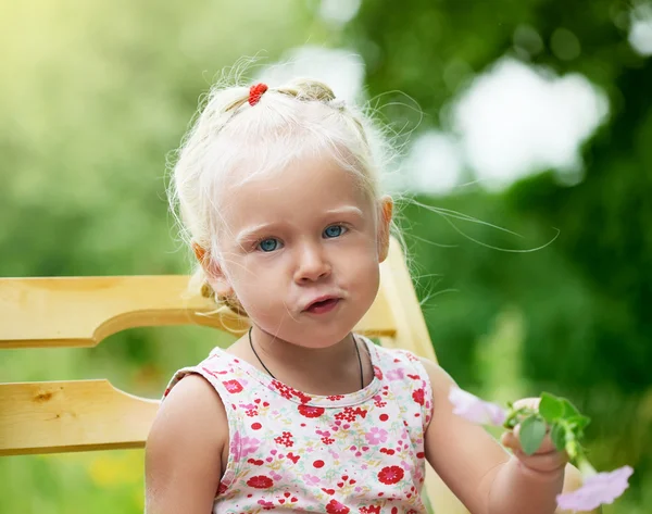Retrato de uma menina pequena criança — Fotografia de Stock