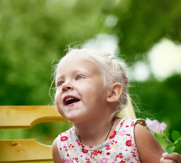 Retrato de uma menina pequena criança — Fotografia de Stock