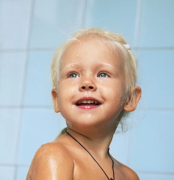 Дитяча дівчинка у ванній — стокове фото