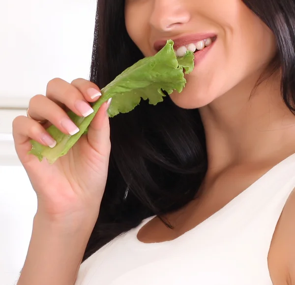 Kobieta z liść sałaty — Zdjęcie stockowe