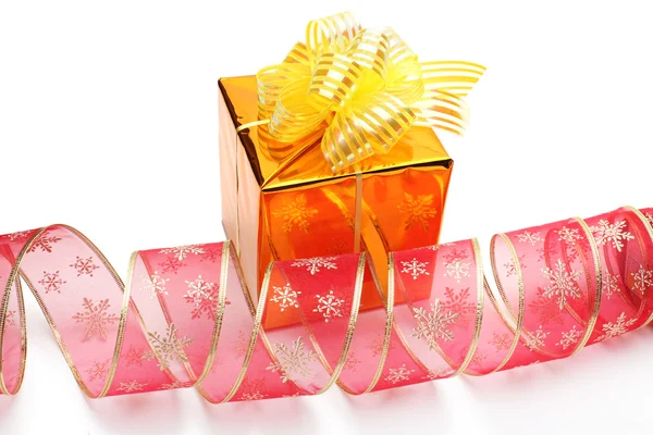 Caja de regalo de oro con cinta — Foto de Stock