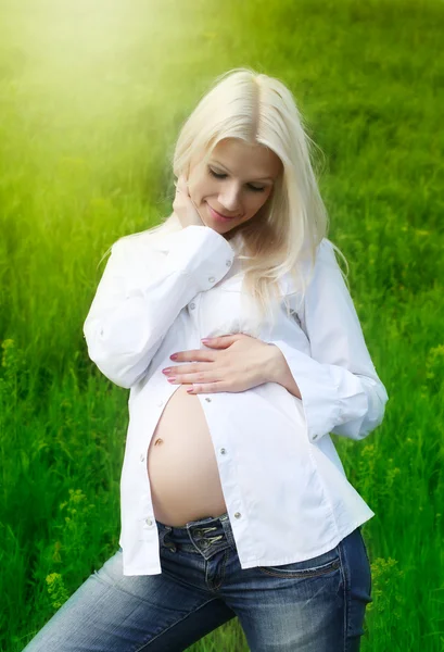 Portrait extérieur de belle femme enceinte — Photo